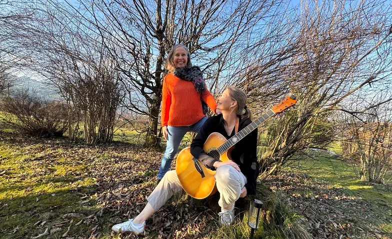 Musik und Märli im Wald mit Caroline und Michèle