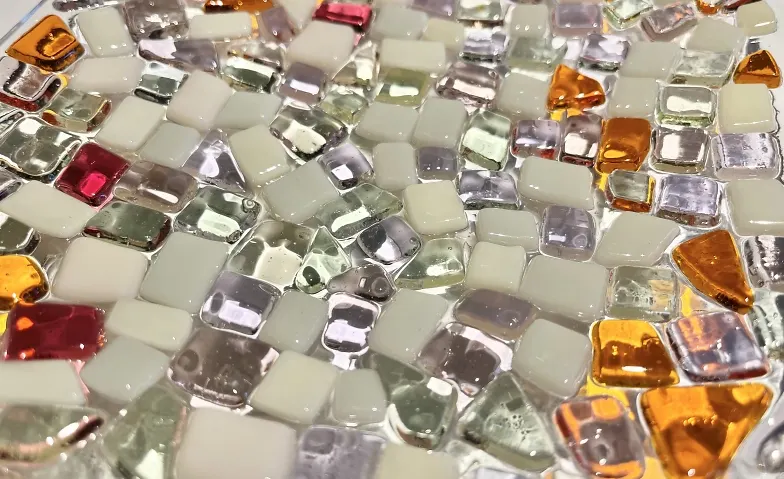 Familiensonntag «Glasatelier» und "NanoCube"